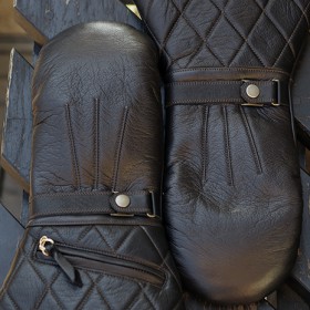 THE GAUNTLET TYPE MITTEN