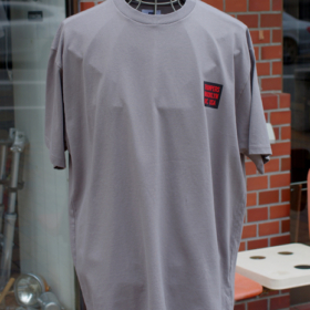 THREE FLAGS LOGO S/S TEE