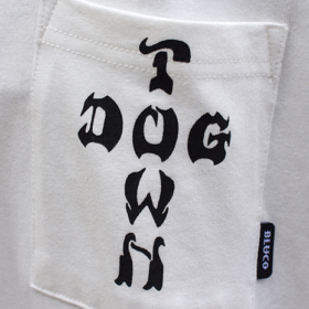 DOGTOWN x BLUCO POCKET TEE -LOGO- DOGTOWN x BLUCO POCKET TEE -LOGO-